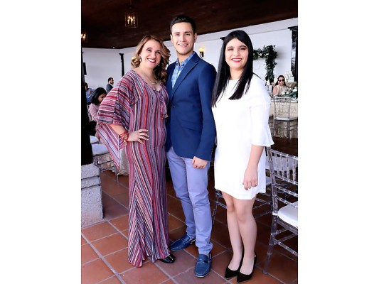 Vladimir y Claudia Betancourt-Ramos celebran el bautizo de su hija Emilia