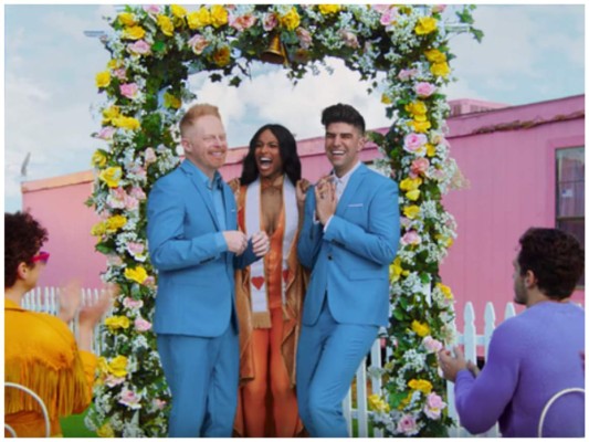 Jesse Tyler Ferguson, Justin Mikita y Ciara. La pareja aparece en una boda que es oficiada por la cantante Ciara