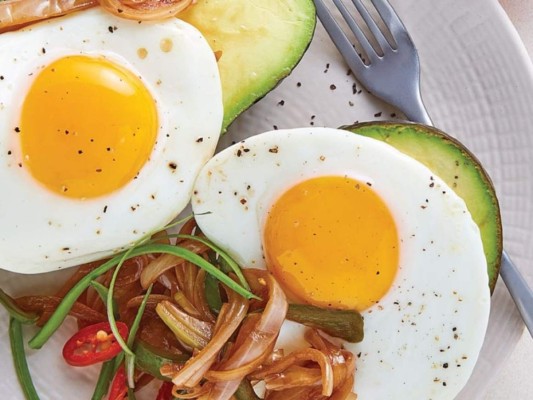 Huevos.<br/>Considerado uno de los alimentos más saludables y nutritivos que existen, ya que contiene una extraordinaria fuente de proteínas de alto valor biológico, aminoácidos esenciales, vitaminas, minerales y ácidos grasos Omega 3. Los huevos son valorados por sus propiedades antiinflamatorias, son un buen aliado para perder peso ya que aportan grasas saludables y mucha energía por un bajo aporte calórico.<br/>