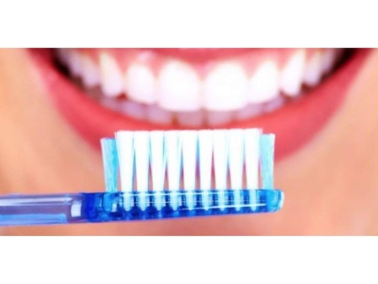 Falta de higiene: Una mala higiene en tu boca puede provocar el surgimiento de manchas oscuras o blancas en la lengua, además de adoptar un mal olor. En este caso lo mejor es mejorar la higiene bucal y cepillar la lengua en movimientos de atrás para adelante por lo menos dos veces al día, finalmente utiliza un enjuague.