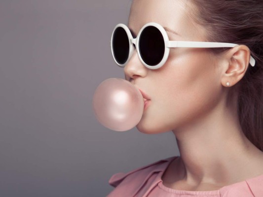 3. ABAJO EL AZÚCAR! Deja a un lado la goma de mascar y los dulces, éstos pueden provocar un mal aliento inimaginable. Las bacterias en la boca tienden a fermentar el azúcar y consecuentemente generar halitosis.