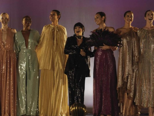 ¡Seguidoras! Las Halsonettes era un grupo de modelos que acompañaban al diseñador a muchos lugares, tanto dentro como fuera de la pasarela llamando la atención de todos por su presencia y diversidad étnica.