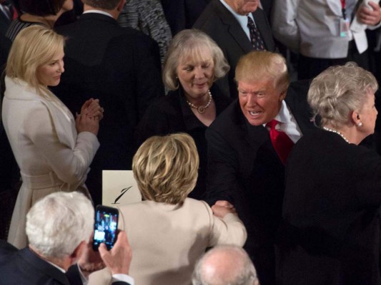 <br/>El presidente Donald Trump saluda a Hillary Clinton en el Statuary Hall en el Capitolio durante el almuerzo inaugural<br/>