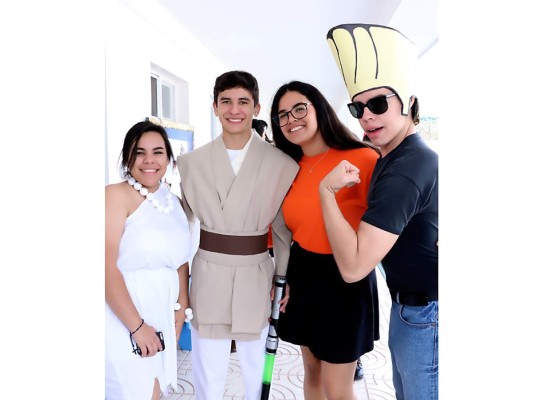 Lesly Gonzalez, Mario Morán, Valeria Garces y Rodrigo Aguilera