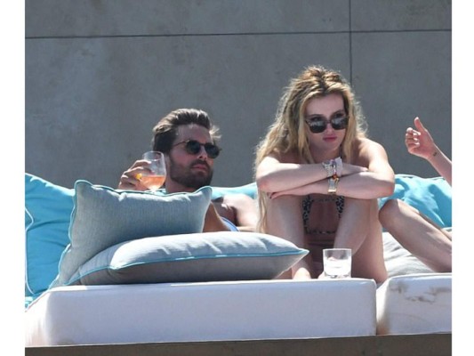 Bella Thorne calla rumores sobre su relación con Scott Disick
