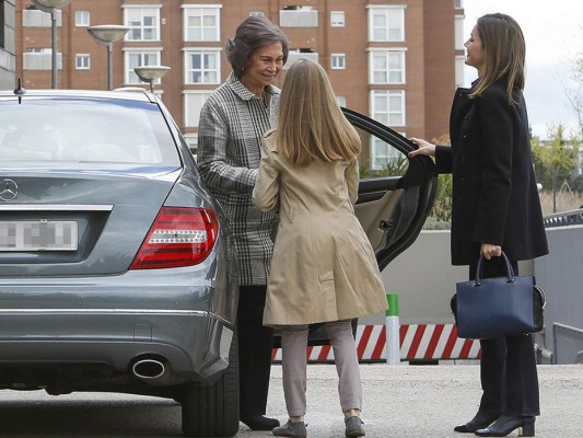 Reina Sofía junto a sus nietas visitan al rey Juan Carlos en el hospital