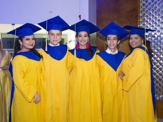 Brindis por los graduados de la New Horizon&nbsp;&nbsp;