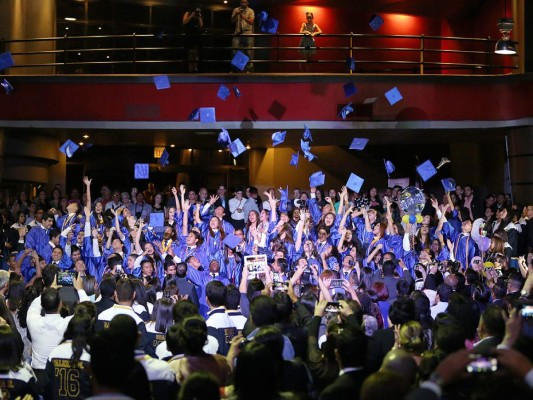 Emocionante noche de graduación de la International School