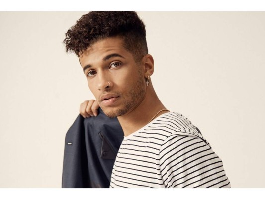 Jordan Fisher<br/><br/>Interpreto a John Ambrose, el nuevo amor de Lara Jean en la pelicula original de netfix 'A todos los chicos de los que me enamore'.