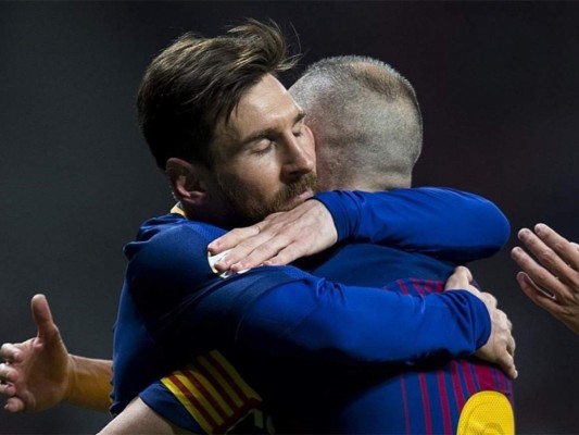 Messi y Andrés Iniesta se dan un emotivo abrazo tras convertir uno de sus últimos goles con el Barcelona.