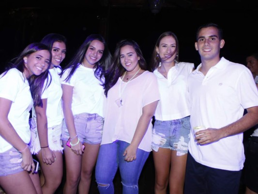 Neon party en residencia Andonie