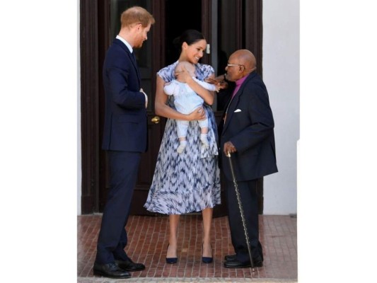 10. Conoció a Desmond Tutu <br/><br/>En su viaje oficial a Sudáfrica, Archie conoció a Desmond Tutu, el clérigo y pacifista sudafricano que se hizo famoso en los ochenta por su importante papel en la lucha contra el Apartheid.<br/>