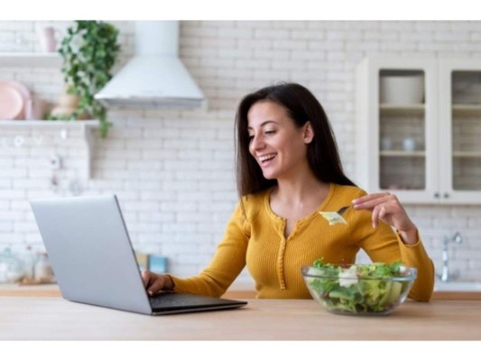 Evita distracciones durante la comida<br/> Procura no comer mientras ves televisión o utilizas algún dispositivo electrónico, pues de ser así perderás la noción de las cantidades consumidas, por lo que puedes comer de más y solamente satisfacer al gusto.<br/>
