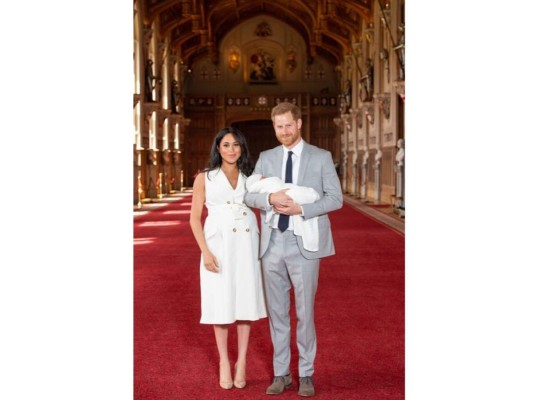 1. La presentación oficial de ArchieArchie nació el 6 de mayo del 2019 en el Hospital Portland de Londres, dos días más tarde sus padres, el príncipe Harry y Meghan Markle posaron con él en brazos en el castillo de Windsor. Cumpliendo con la tradición de ofrecer a la prensa una sesión de fotos gratuita de cada recién llegado a la familia real británica.