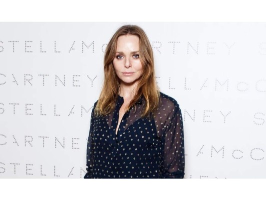 Stella McCartney se ha distinguido como una marca amigable con el ambiente, ya que desde sus inicios ha buscado alternativas para evitar la 'necesidad' del uso de pieles animales.