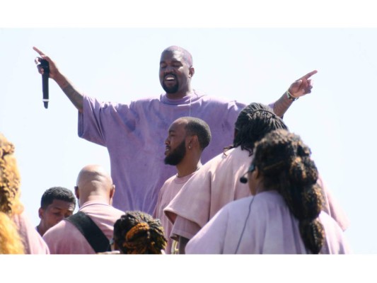 Kanye West realizó servicio religioso en honor a su madre