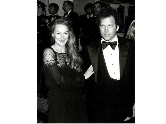 Meryl Streep<br/>En 1979 se presento a los premios Oscar, luciendo un vestido negro de manga larga transparente<br/>