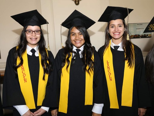 Firma de acta de Lincoln School generación 2017