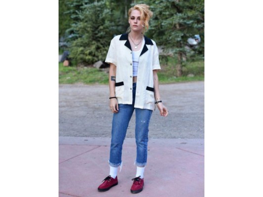 Siguiendo con el estreno de “Spencer” en Colorado, la actriz optó por un estilo un poco informal para asistir al evento, en el que utilizó jeans, una camisa blanca, zapatos de amarrar con calcetas blancas y cabello recogido, algo sencillo pero que de igual manera la hacía lucir muy a la moda.