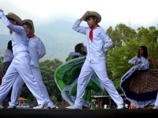 Academia Americana celebra Festival Folclórico Internacional