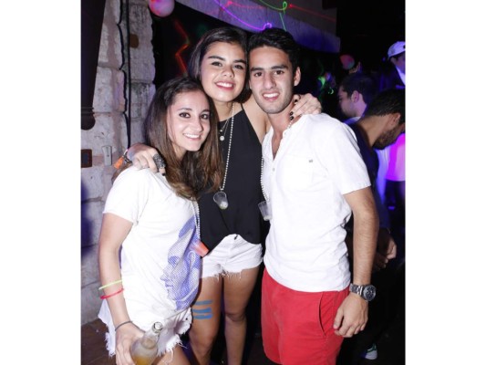 Neon party en residencia Andonie