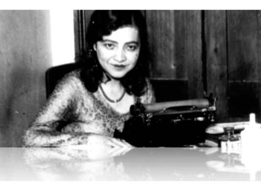 Clementina Suárez nacida en Juticalpa, Olancho, fue una poeta hondureña de reconocimiento internacional, uno de los nombres principales de la poesía hondureña de vanguardia. Era caracterizada por ser una mujer franca, liberada e independiente. Es conocida por ser la primera mujer en publicar un libro en Honduras.
