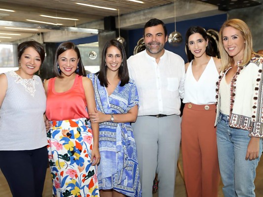 Lucia Duron, Candice Lloyd, Rosalie Dickermann, Roger Morazán, Natalia Fonseca y Estefania Cesi