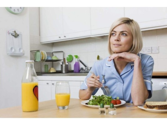 Mastica los alimentos con calma.