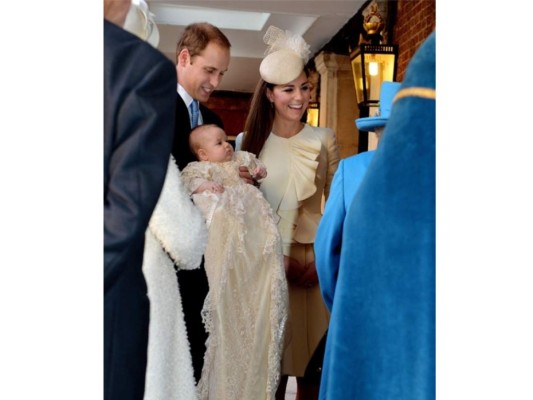 Cuando tan solo tenía tres meses, se realizó el bautizo del Príncipe George en la misma capilla en la que velaron los restos mortales de la Princesa Diana en 1997. Fue una reunión intima, con un total 22 invitados, quienes se convirtieron en testigos de un acontecimiento histórico.