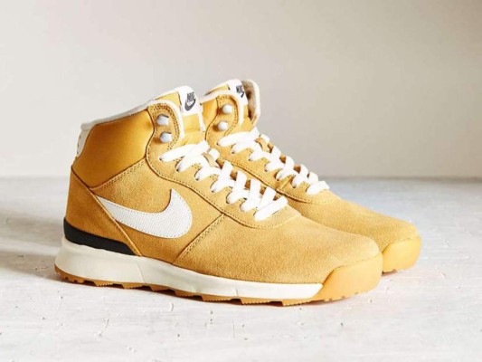 El amarillo es el color más hot de la temporada. Llévalo con estos Nike Acorra Suede Sneakerboots.