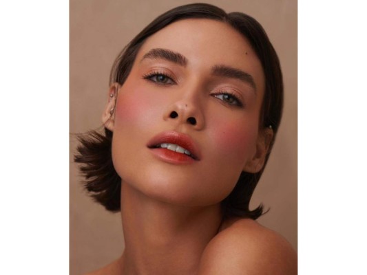 Tint<br/> Este buscará que nuestra piel se vea hidratada, con un efecto juicy y para ello se verán muchos rositas y rojos tanto en mejillas como acompañando nuestros labiales. <br/>