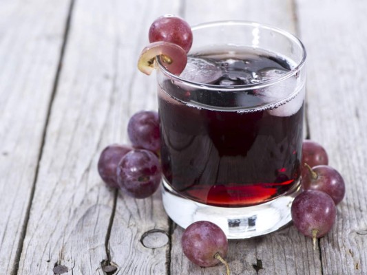 Zumo de uvas contra la depresión<br/>El cromo es otro de los nutrientes que solo se suelen incluir en la dieta de manera colateral. Sin embargo, el cromo trabaja directamente con los reguladores del estado de ánimo del cerebro, y es un conocido rival de los síntomas de depresión atípica como comer en exceso o dormir de más. El zumo de uva es una excelente alternativa ligera para incorporar el cromo y los beneficios derivados del consumo de uvas.<br/>