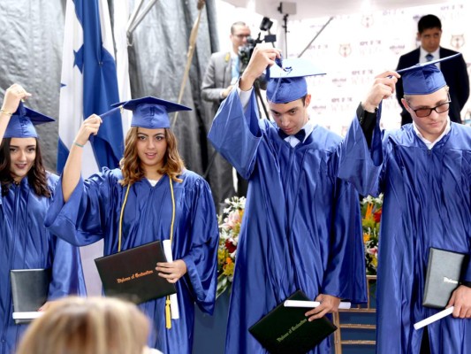 Entrega de títulos de la Discovery School