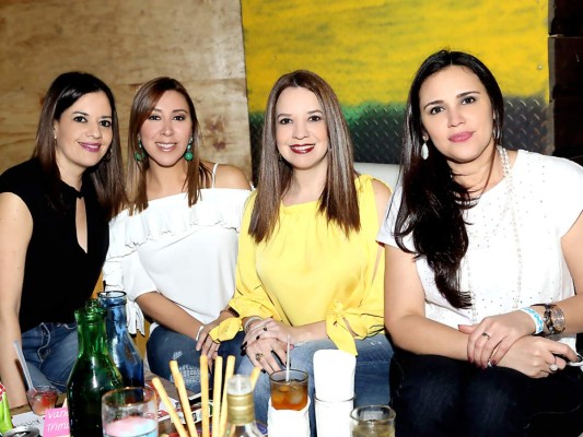 Liza Triminio, Waleska Díaz, Vanessa Triminio y Ámbar de Carrasco
