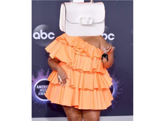 Lizzo's Tiny Purse On The AMAs Red Carpet Sparked All Kinds Of Memes