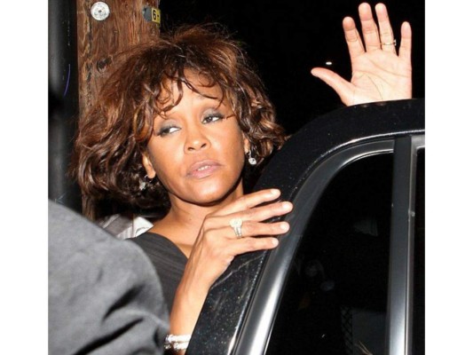 Whitney Houston<br/>Los paparazzi captaron a Whitney saliendo del club Tru Hollywood dos días antes de su muerte. Ella fue encontrada ahogada en su suite del Beverly Hilton Hotel con sustancias sin receta médica en su organismo.<br/>