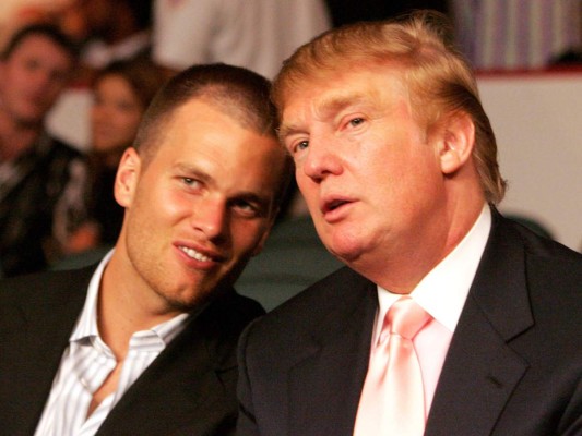 Tom Brady el futbolista americano y esposo de la modelo Giselle Bündchen, también apoya al magnate. El considera que todo lo que hace Trump es impresionante, por ser un hombre de negocios, personaje de TV y además político