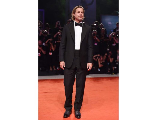 Brad Pitt<br/>El protagonista de la película Ad Astra lucio un esmoquin de Brioni ligeramente holgado, muy fiel a su estilo sexy pero effortless como en la mayoría de alfombras a las que acude.