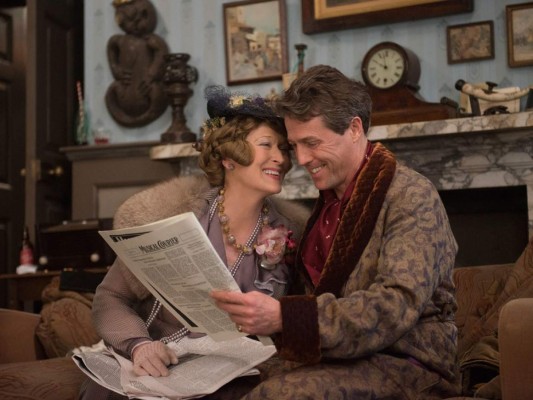 4. FLORENCE FOSTER JENKINS. Una película estremecedora y tierna de principio a fin, con una fenomenal actuación de la ganadora del Oscar Meryl Streep, quien recibió el prestigioso premio Cecile B. DeMille en la reciente edición de los Golden Globe. Florence Foster Jenkins (Meryl Streep) es una madura millonaria neoyorquina que desea a toda costa dar el salto a la ópera. Solo hay un pequeño problema: sus habilidades para el canto son totalmente nefastas. Pero a su marido y mánager, St. Clair Bayfiled (Hugh Grant) no le interesa ese detalle en absoluto, mientras que haya un cheque que compense la tortura. Bayfiled convencerá a Florence de su grandeza, y gracias a la herencia millonaria que recibe tras el fallecimiento de su padre, la peculiar cantante se financiará su carrera musical. Pese a no tener ningún talento para ello, esto no será problema para mantener su éxito y que la gente acuda a sus recitales, aunque sólo sea para comprobar si realmente es tan mala como se dice.<br/>