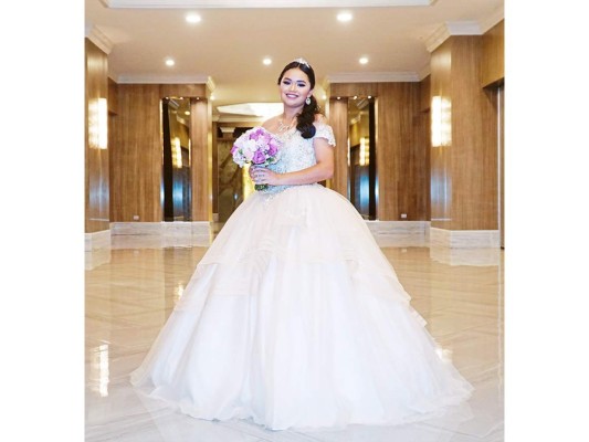 La quinceañera Leonela Aguilar Martínez, el día de su fiesta.Foto: Amilcar Izaguirre