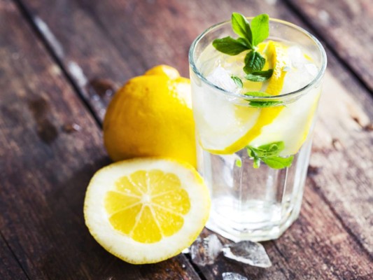 10 beneficios de beber agua con limón