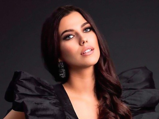 Viivi Altonen, Miss Filandia. Profesora de buceo y modelo de 24 años de Tampere, Finlandia. Actualmente estudia psicología social y antropología debido a su curiosidad por la mente humana y los comportamientos sociales. Ha viajado a más de 30 países y ha vivido en cuatro: Mozambique, India, Suiza y Finlandia. Gracias a estos viajes, ahora habla inglés con fluidez, además de su lengua materna, el finlandés, y también habla sueco y alemán básicos.