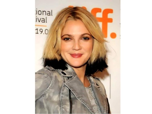 2-La época dorada para Drew Barrymore marcó una tendencia en su estilo y apariencia pero al parecer su cambio en esta imagen solo fue en el tinte... no le alcanzo terminar su decoloración o fue a propósito?