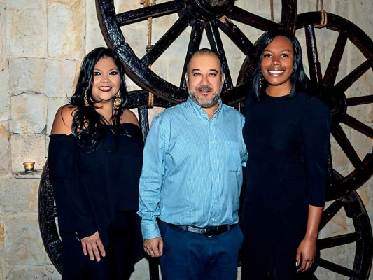 Karen Marmol, José Anaralde, embajador de marca de Gallo Winery y Sulma Cayetano de Itsmania. Foto: Daniel Madrid