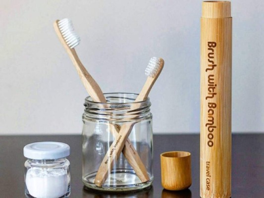 Cepillo de dientes de bambú<br/>Los cepillos de dientes son productos que se deben cambiar al menos cada 3 meses pues al ser artículos de limpieza bucal acumulan bacterias y en su mayoría están fabricados con cerdas y mangos plásticos. Afortunadamente han creado cepillos que están hecho de materiales 100% biodegradables y es elaborado de una forma amigable con el planeta.<br/>