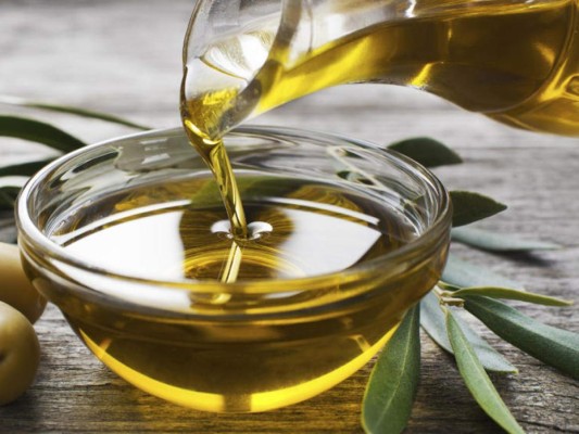 Aceite de oliva: solo tienes que aplicar un poco de aceite de oliva en un algodón y frotar sobre los labios. No enjuagues y resiste la tentación de lamerlo.