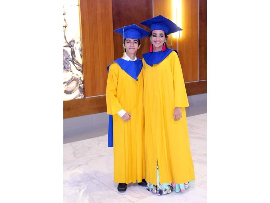 Brindis por los graduados de la New Horizon&nbsp;&nbsp;