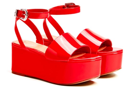 11. Plataformas en charol rojo para complementar tu summer outfit más glam by Bershka