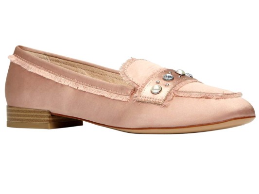 19. La vida en rosa. Mocasines de satén rosa con aplicaciones de piedras by Call it Spring