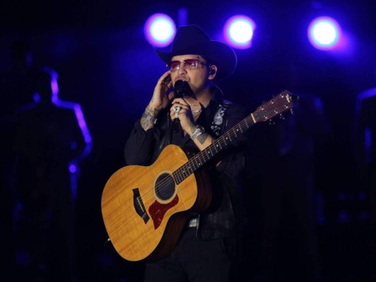 Christian Nodal interpretó muchos de sus éxitos entre los que destacaron ''Adiós Amor'', ''De los Besos que te Di'' y ''No te Contaron Mal''.